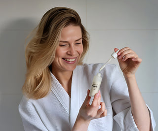 Derm Good Feuchtigkeitsspendendes Gesichtsserum mit Probiotika für zu Akne neigende Haut