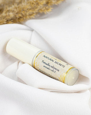 Ein pflegender Lippenstift mit Sheabutter zur Regeneration spröder Lippen von Natural Secrets - 2