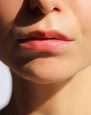 Erdbeer-Lippenbalsam, der die Farbe der Lippen betont und Auna Glanz verleiht - 3