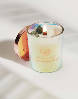 Sojakerze mit Farbe Fluorid und rosa Sekt im Glasbehälter, Crystallove - 2
