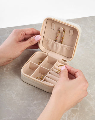 Kleines Schmuckkästchen mit Fächern, Rollen und Haken, cremefarben Mys_1 - 2