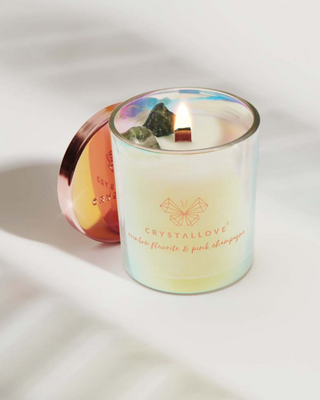 Sojakerze mit Farbe Fluorid und rosa Sekt im Glasbehälter, Crystallove - 4
