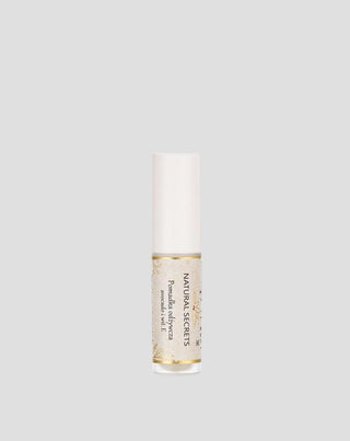 Ein pflegender Lippenstift mit Sheabutter zur Regeneration spröder Lippen von Natural Secrets - 1
