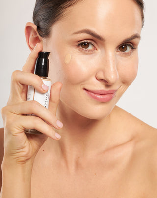 Leuchtende, feuchtigkeitsspendende Foundation mit Hyaluronsäure für eine leichte Nutridome-Haut - 4