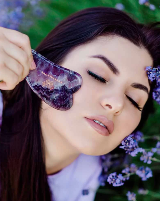 Gua Sha Gesichtsmassageplatte mit Amethyst, Harmoniestein und Kristallentspannung