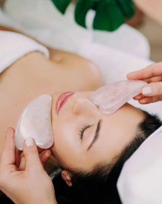 Gua Sha Gesichtsmassageplatte mit rosa Kristall - Crystallove Liebesstein