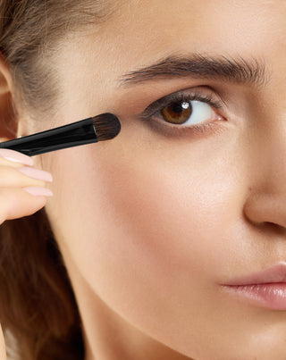 Lidschattenpinsel mit flachen, abgerundeten Nutridome-Borsten aus Synthetik - 2