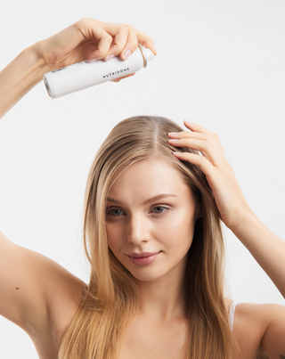 Trockenshampoo für alle Haartypen, das die Frische wiederherstellt und Nutridome Volumen verleiht - 2