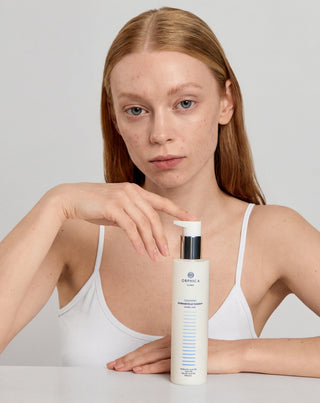 Mizellenwasser zur Make-up-Entfernung und Reinigung für empfindliche und zu Akne neigende Haut mit Urea, Hyaluronsäure und Glykolsäure Cleansing Orphica Clinic 200 ml