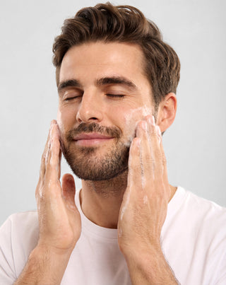 Bartshampoo mit Panthenol und Niacinamid zur Reinigung und Pflege des Bartes Monolith