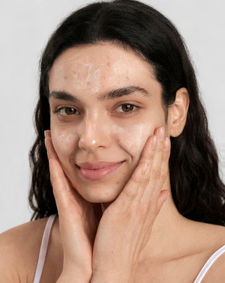 Gesichtspeeling für zu Akne neigende Haut mit Niacinamid, Panthenol, BHA und Mikrogranulaten Anti-Acne Orphica Clinic 100 ml