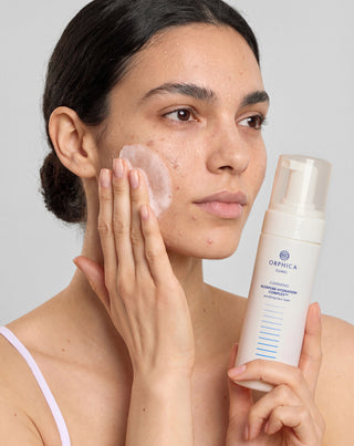 Reinigungsschaum für empfindliche und zu Akne neigende Haut mit Betain, Panthenol und Allantoin Cleansing Orphica Clinic 150 ml