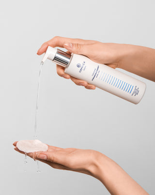 Mizellenwasser zur Make-up-Entfernung und Reinigung für empfindliche und zu Akne neigende Haut mit Urea, Hyaluronsäure und Glykolsäure Cleansing Orphica Clinic 200 ml